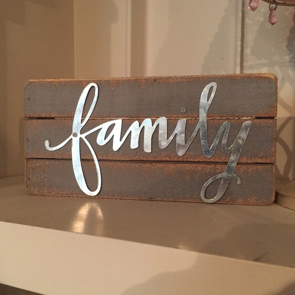 🥳2/$15 — Wood Wall Sign “Family” Show your Love!! Great Condition Home Decor - Picture 2 of 5